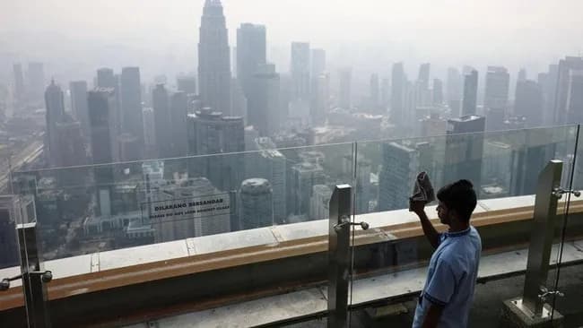 Kabut Asap Karhutla RI Menyeberang ke Malaysia, API Tembus 182