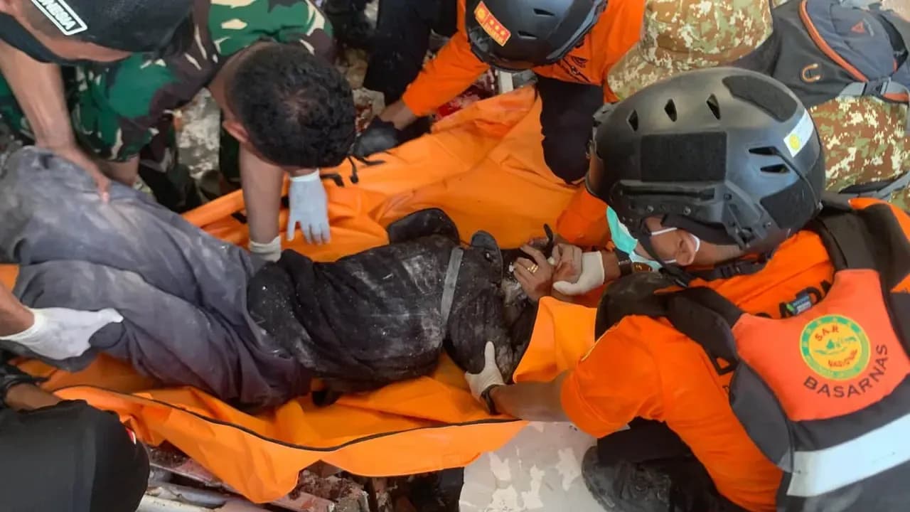 Gempa M 7,7 Guncang NTT, Korban Tewas Tertimpa Reruntuhan Mulai Dievakuasi