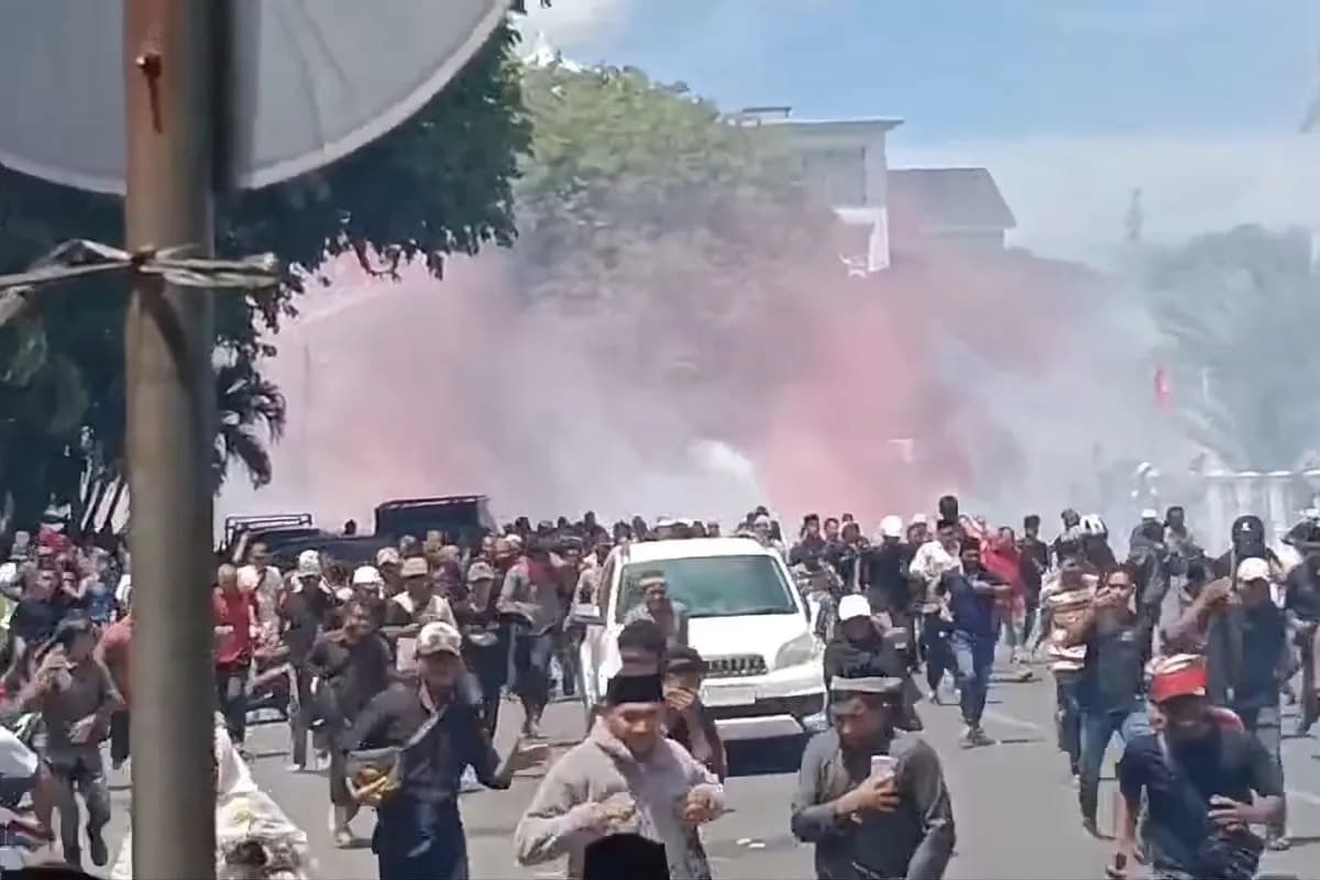 Hari Damai Aceh Berujung Rusuh, Massa Kejar Aparat hingga Bakar Motor TNI
