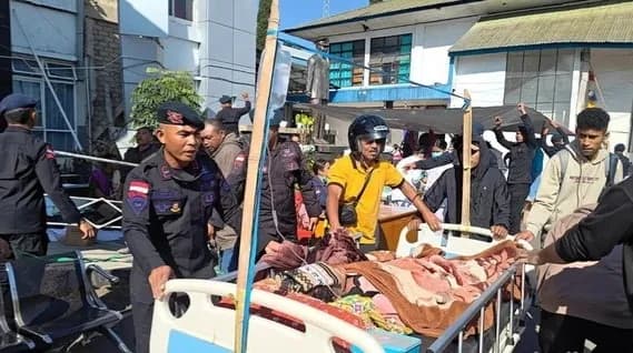 Gempa M 7,7 Guncang NTT, Polres Sikka dan Brimob Evakuasi 71 Pasien ke Tenda Darurat