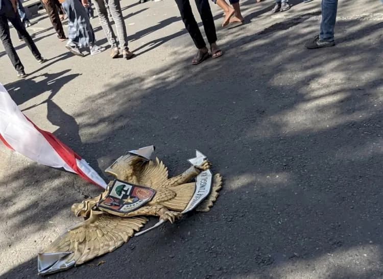 Massa Hari Damai Aceh Rusak Simbol Negara, Bendera Merah Putih Dicopot dan Garuda Diseret