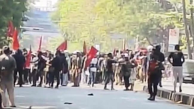Aksi Mahasiswa Papua di Makassar Memanas, Massa Terlibat Saling Lempar Batu