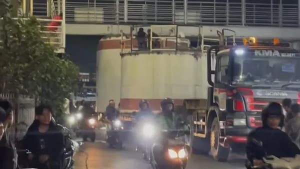 Truk Nyangkut di JPO Kramat Jati, Lalin Jaktim Sempat Tersendat