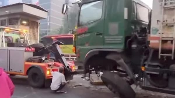 Truk Sampah Hantam Separator Busway di MT Haryono, Lalu Lintas Tersendat