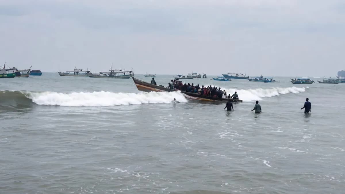 Sampan Bawa Puluhan Penumpang Terbalik Dihantam Ombak Besar di Tanggamus