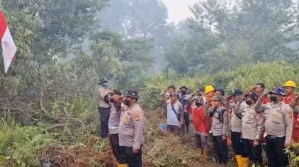 Merah Putih Berkibar di Tengah Asap Karhutla Pelalawan, Kemerdekaan Harus Dijaga