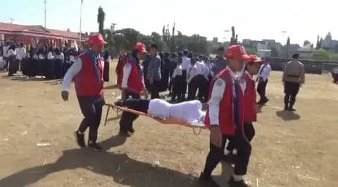Cuaca Terik, Puluhan Siswa Tumbang Saat Upacara HUT RI di Polman