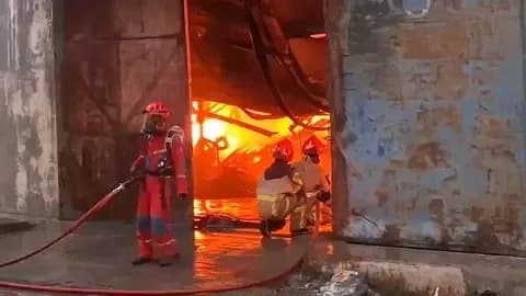 Gudang Barang Rumah Tangga di Bekasi Terbakar, Api Diduga Berawal dari Tumpukan Sampah