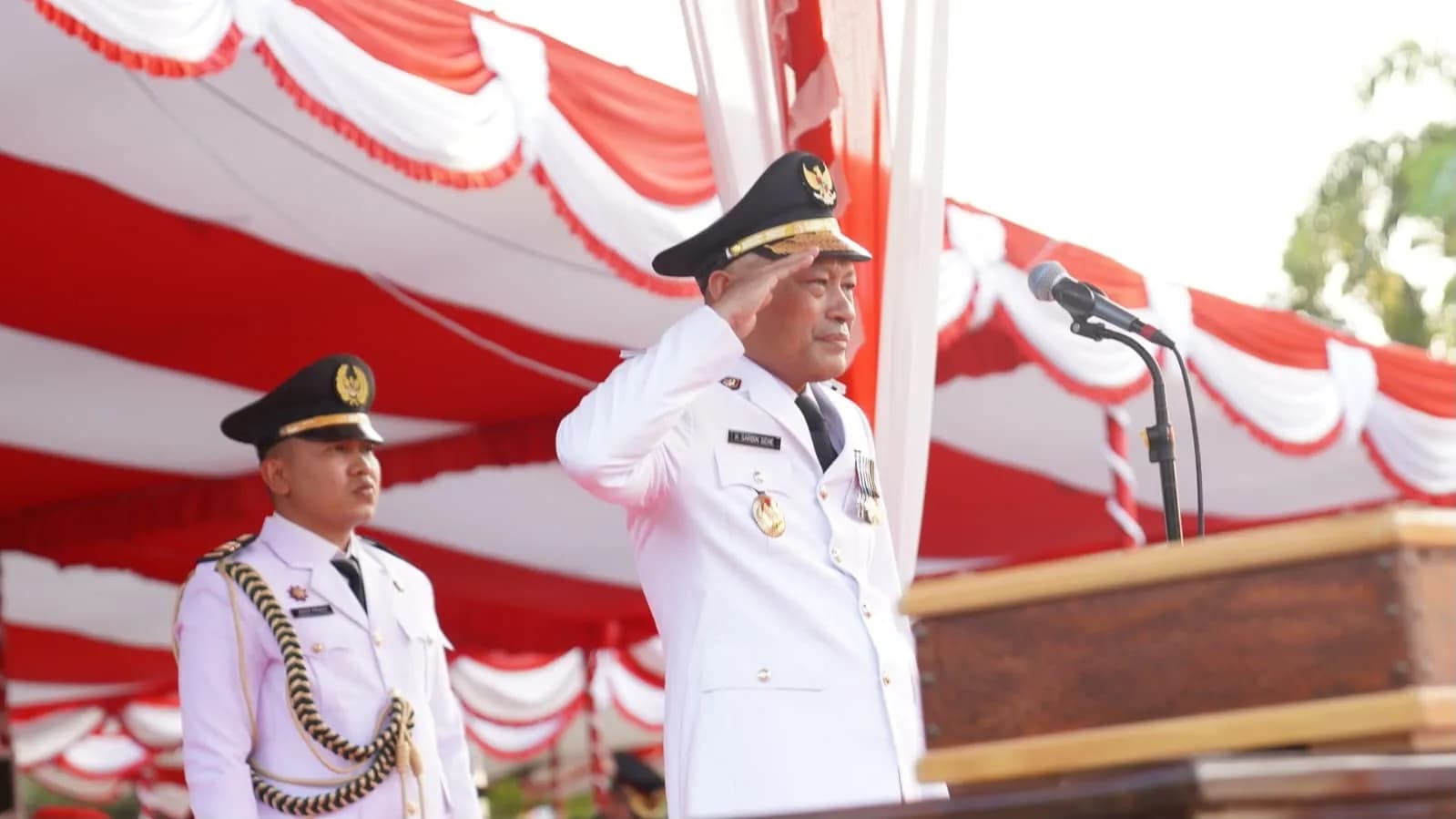 Di Tengah Khidmat Penurunan Bendera, Wagub Sarbin Kenang Pengabdian M. Al Yasin Ali