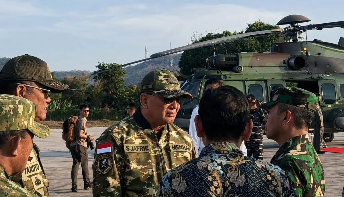 Menhan Sjafrie Bawa 20,9 Ton Bantuan ke NTT, Tinjau Langsung Dampak Gempa