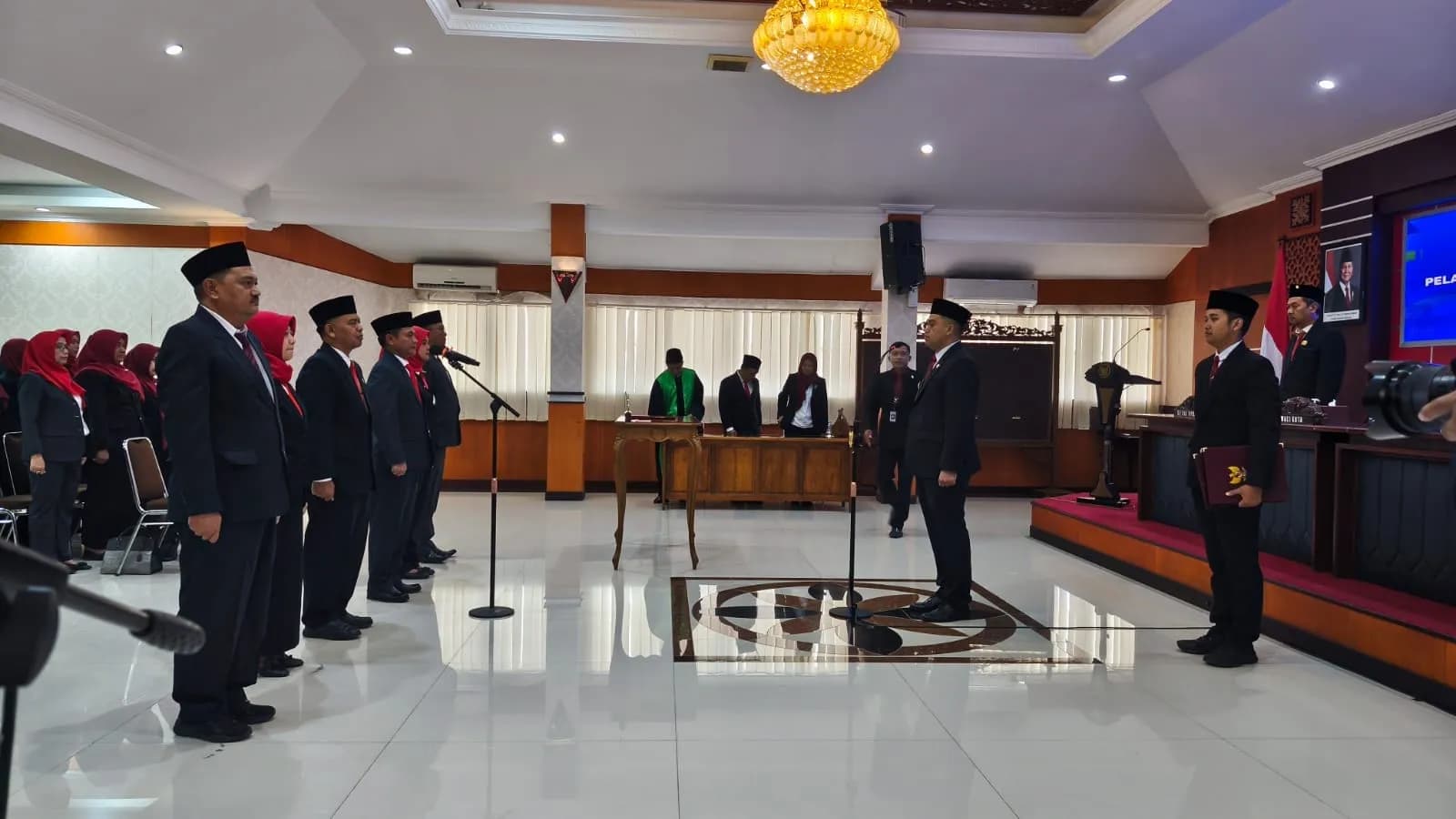 Lantik Pejabat Baru, Mas Ibin: Tak Takut Ambil Risiko, Siap Hadapi Persoalan Warga