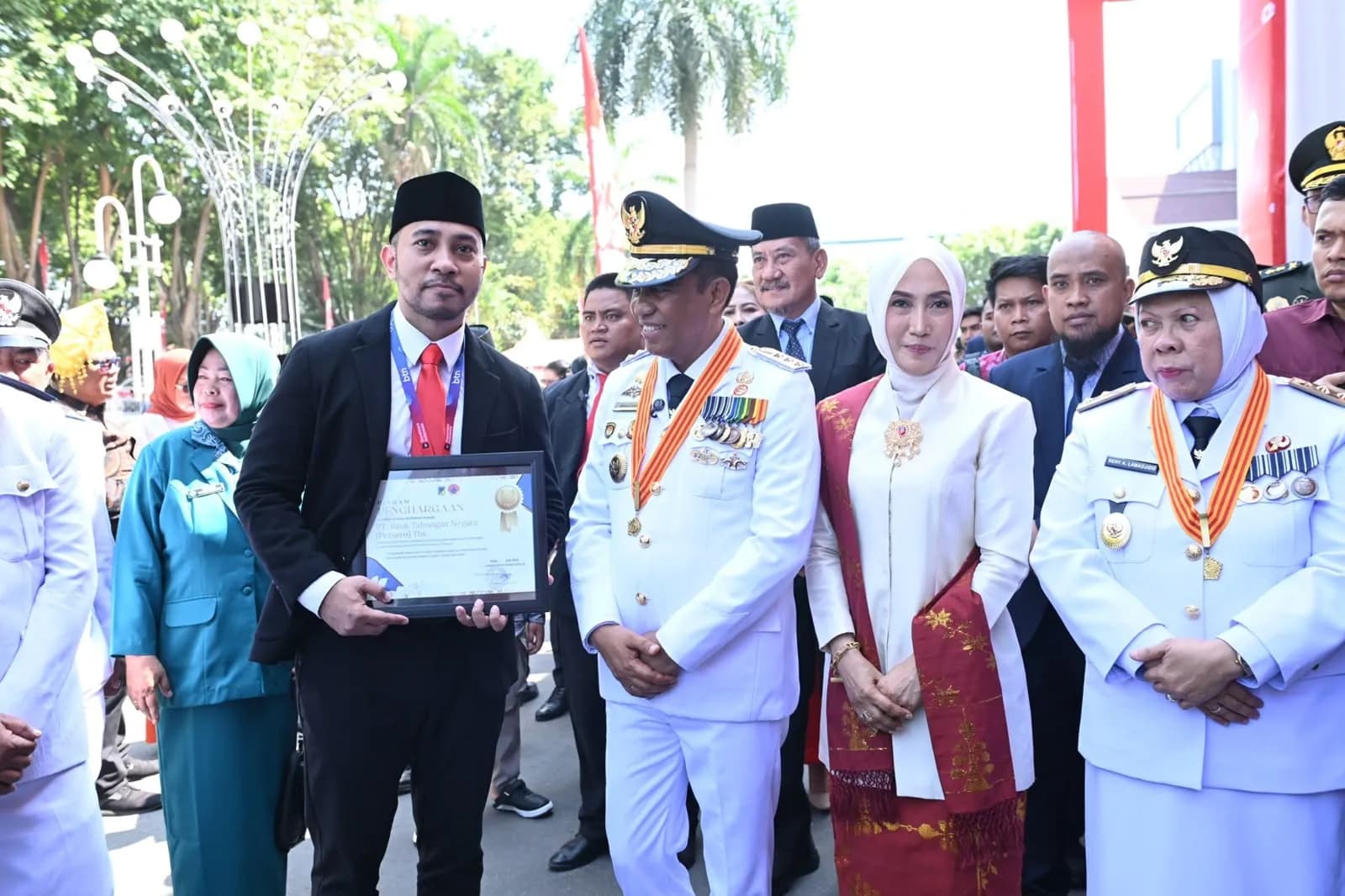 BTN Kantor Cabang Palu melalui Herry Gerald Talupun selaku Branch Manager menerima penghargaan dari Pemerintah Provinsi Sulawesi Tengah