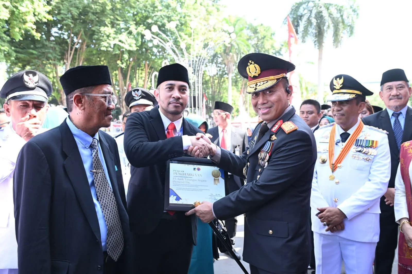 BTN Kantor Cabang Palu melalui Herry Gerald Talupun selaku Branch Manager menerima penghargaan dari Pemerintah Provinsi Sulawesi Tengah