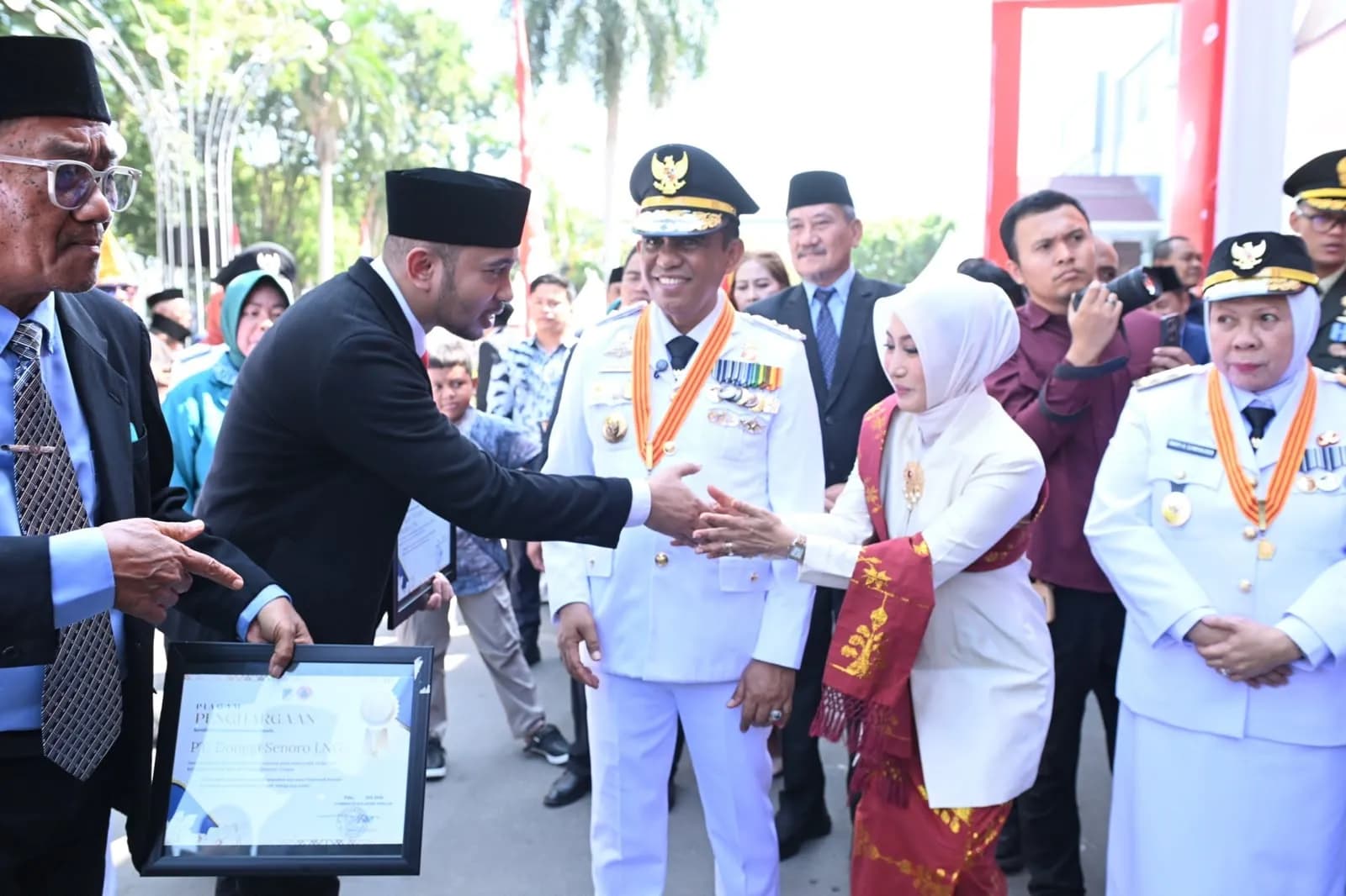 Gubernur Sulawesi Tengah Dr. H. Anwar Hafid, M.Si., didampingi Wakil Gubernur dr. Reny Arniwaty Lamadjido, menyerahkan penghargaan kepada BTN Kantor Cabang Palu dari Pemerintah Provinsi Sulawesi Tengah (Foto: Dok. BTN)