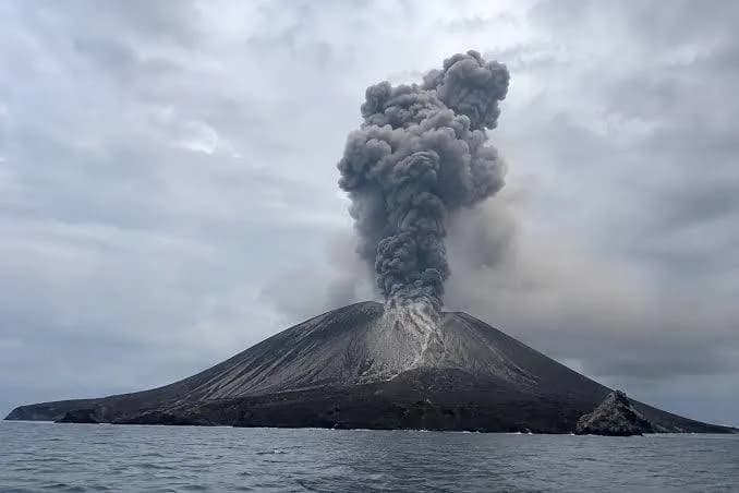Abu Vulkanik Anak Krakatau Terbawa Angin, Warga Pulau Sebesi Mulai Sesak Napas