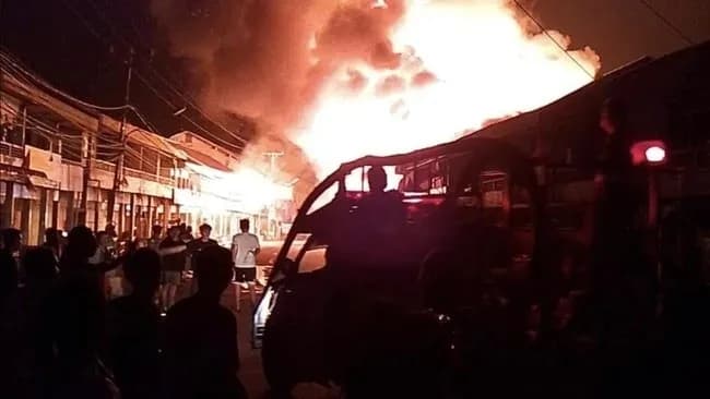 Pasar Sungai Duri Terbakar Hebat, 30 Ruko Terdampak, Jalur Pontianak-Singkawang Lumpuh
