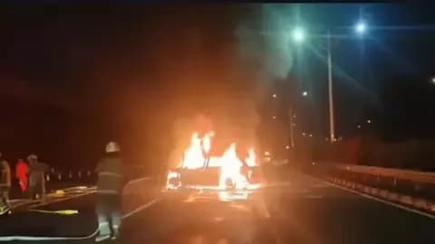 Dua Penumpang Tewas Terpanggang, Usai Mercy Tabrak Truk Kontainer di Tol Jagorawi