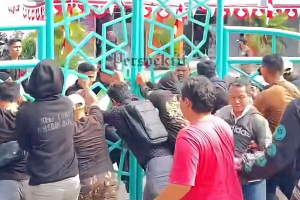 Sekolah Swasta di Pamulang Digeruduk Massa, Sengketa Memanas hingga Pagar Dipasangi Kawat Berduri