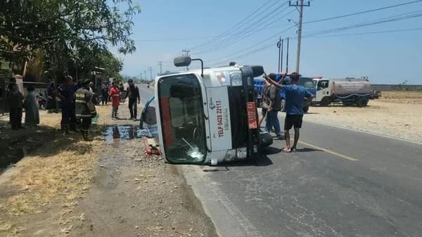 Mobil Damkar Polman Terguling Saat Kejar Kebakaran, 7 Petugas Luka