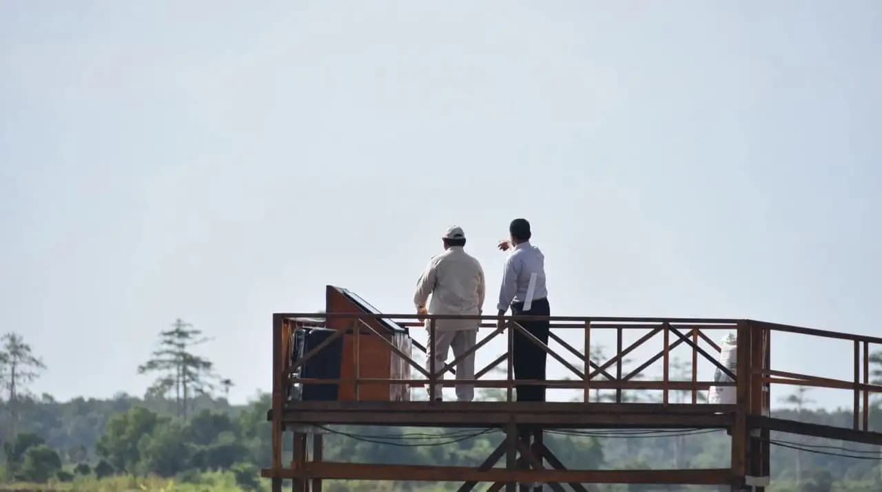 Prabowo juga melihat langsung proses tanam padi dari atas menara pandang bersama Menteri Pertanian Andi Amran Sulaiman.