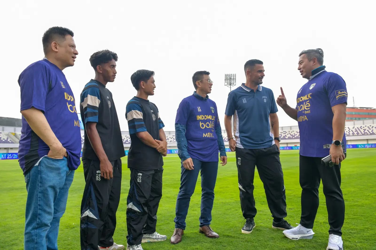 peluncuran jersey baru Persita Tangerang berlogo Bale by BTN di kawasan Indomilk Arena Sport Center, Kelapa Dua, Tangerang, Minggu (27/7/25).
