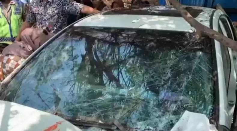 Kronologi Dua Mobil yang Tertabrak KA Airlangga di Bekasi