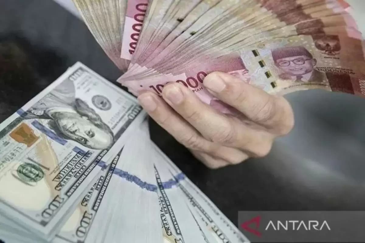 Tertekan Harga Minyak, Rupiah Turun ke Rp17.188 per Dolar AS