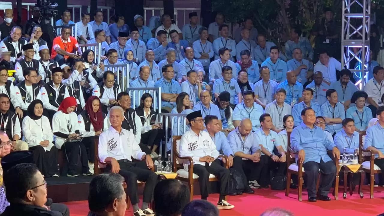 Para calon presiden dan calon wakil presiden dalam ruang debat Pilpres 2024 di KPU (Foto: MI/Dhanis)
