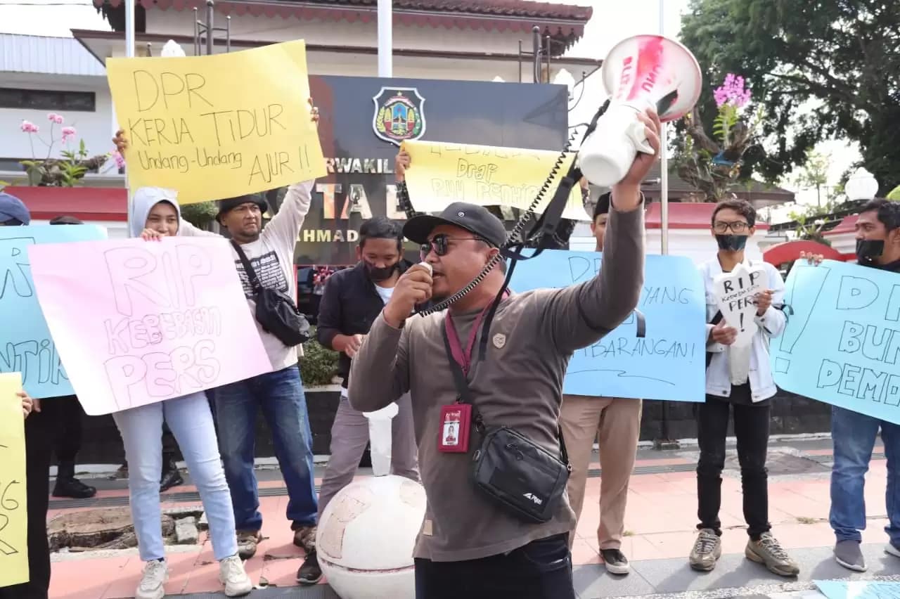 Wartawan membentangkan poster 'RIP Kebebasan Pers' (Foto: Dok MI/JK)