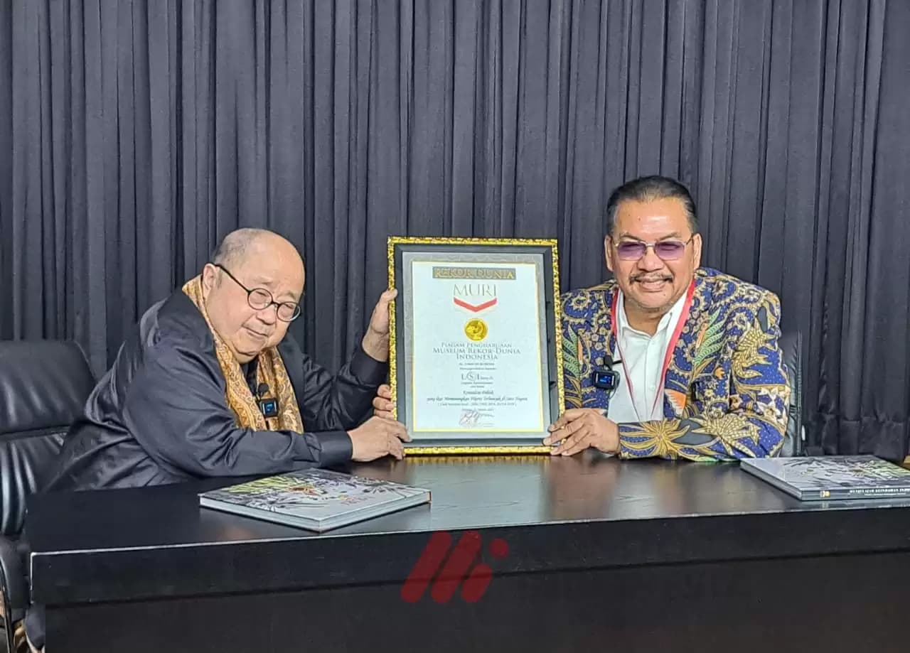 Denny JA Terima MURI untuk Rekor Menangkan Pilpres Lima Kali Berturut-turut