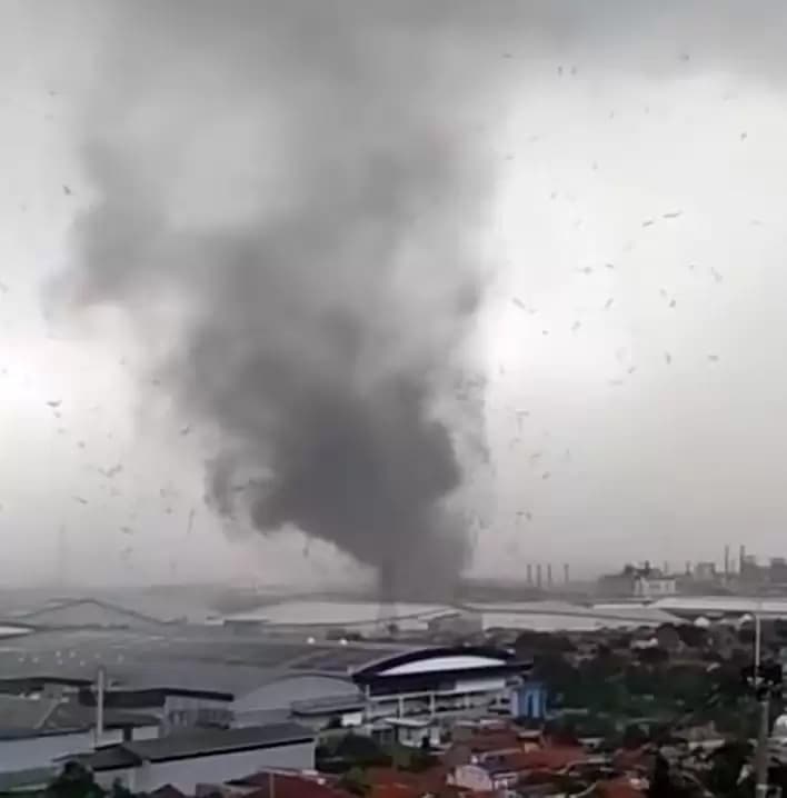 1.308 Jiwa Terdampak Puting Beliung di Bandung, 208 Bangunan Rusak
