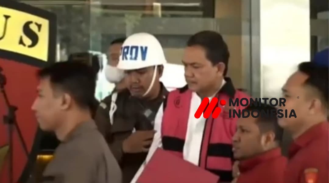 Borgol Ditangan Anggota BPK Achsanul Qosasi