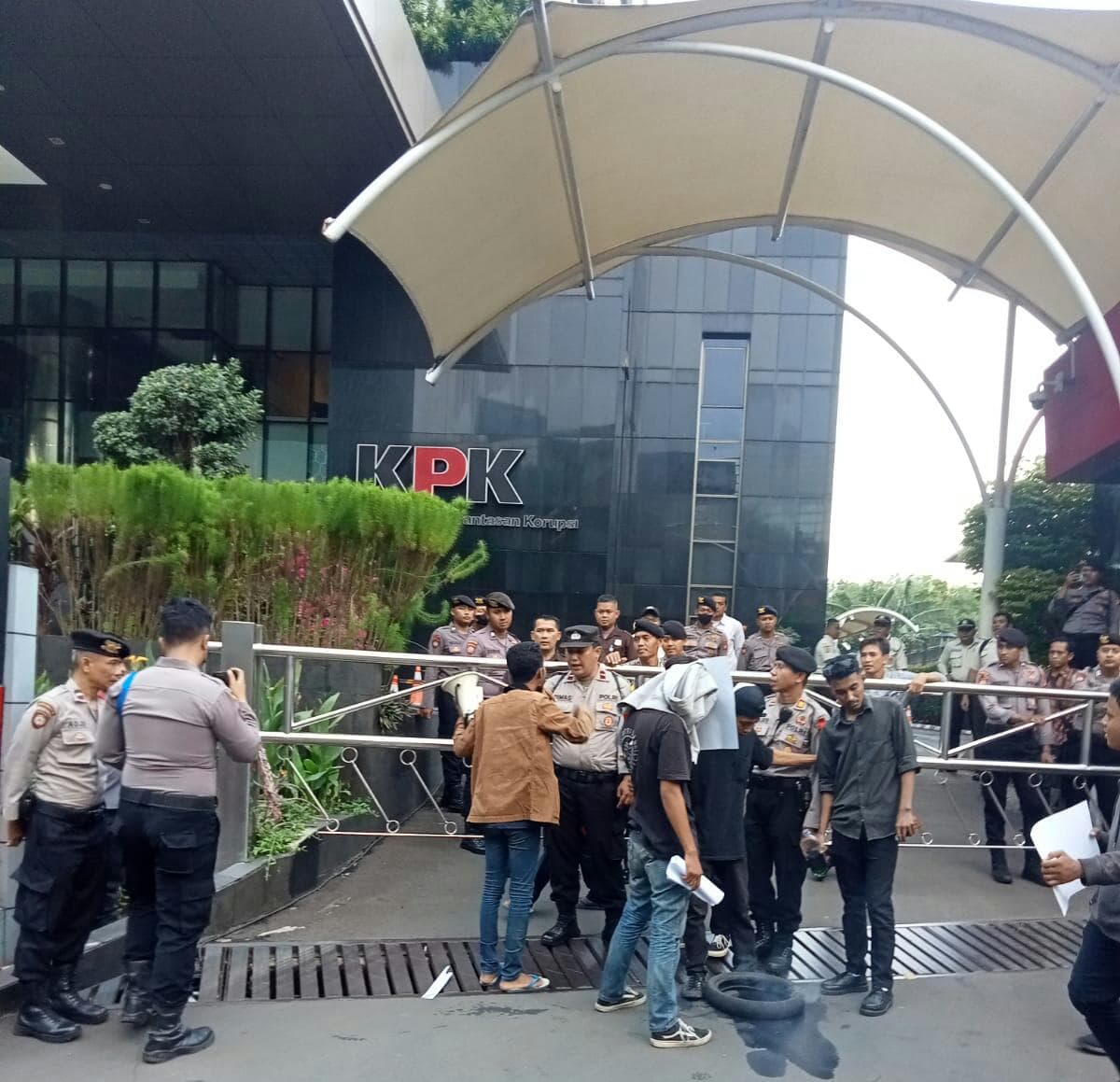 Buntut Kerancuan Status Hukum Tersangka Kasus Suap Dana PEN, Suara Pemuda Sultra Jakarta Kembali Gelar Unjuk Rasa