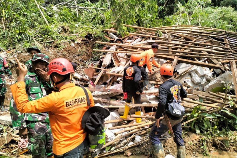 Warga Tewas Akibat Tertimbun Longsor di Cilacap