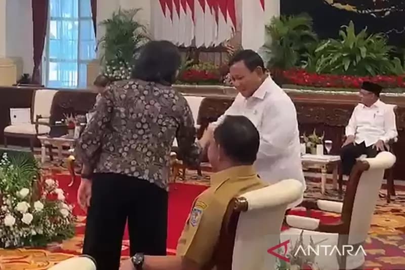 Salaman Sri Mulyani-Prabowo Tepis Isu Miring