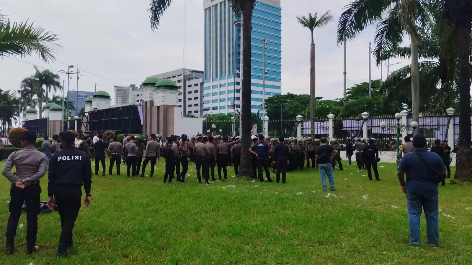 Pagar Gedung DPR Berhasil Dijebol, Massa Aksi Berusaha Masuk Kompleks Parlemen