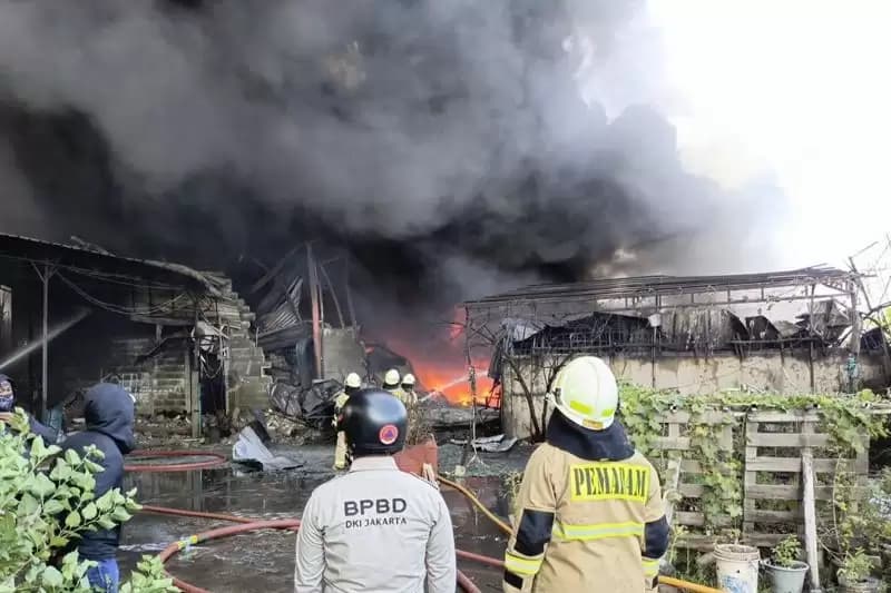 95 Personel Dikerahkan Padamkan Kebakaran Tiga Pabrik di Kalideres