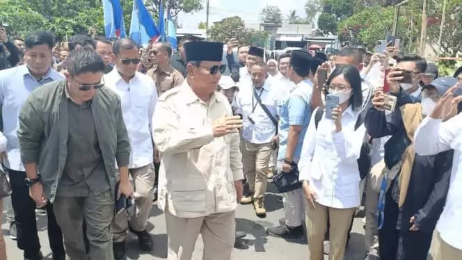 Prabowo Disambut Ribuan Pendukung Saat Ziarah ke Makam Bung Karno