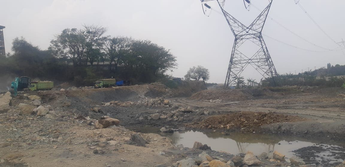 Tambang Limestone dan cadas ilegal di desa Lulut, Klapanunggal Kabupaten Bogor, Jawa Barat