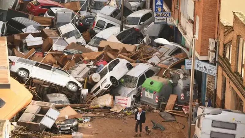 Tumpukan kendaraan yang tersapu banjir bandang di Sedavi, Spanyol (Foto: Getty Images)