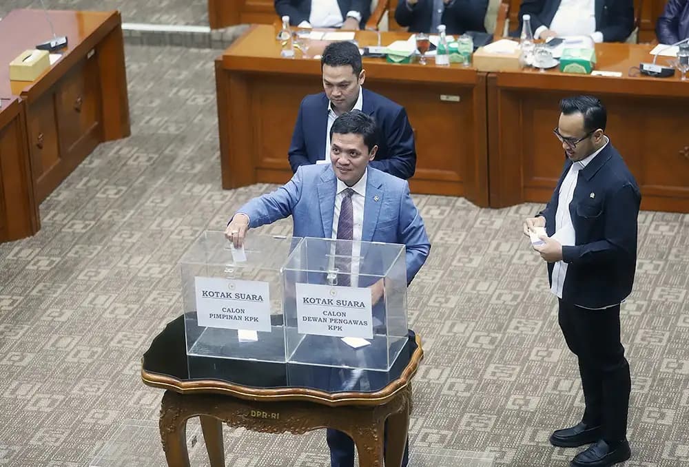 Ketua Komisi III DPR Habiburokhman memasukkan kertas suara (Foto: Dok MI/Charles Ulag)