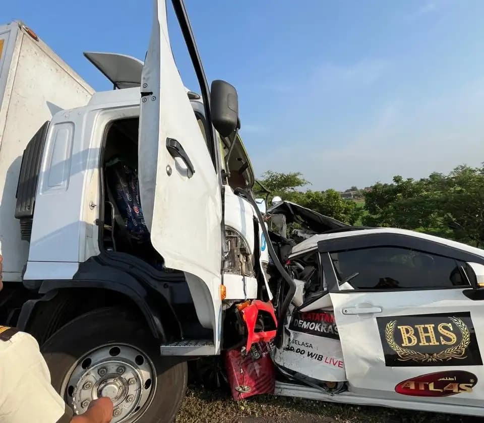 Kondisi mobil Kru Jurnalis TV One Ringsek ditabrak truk