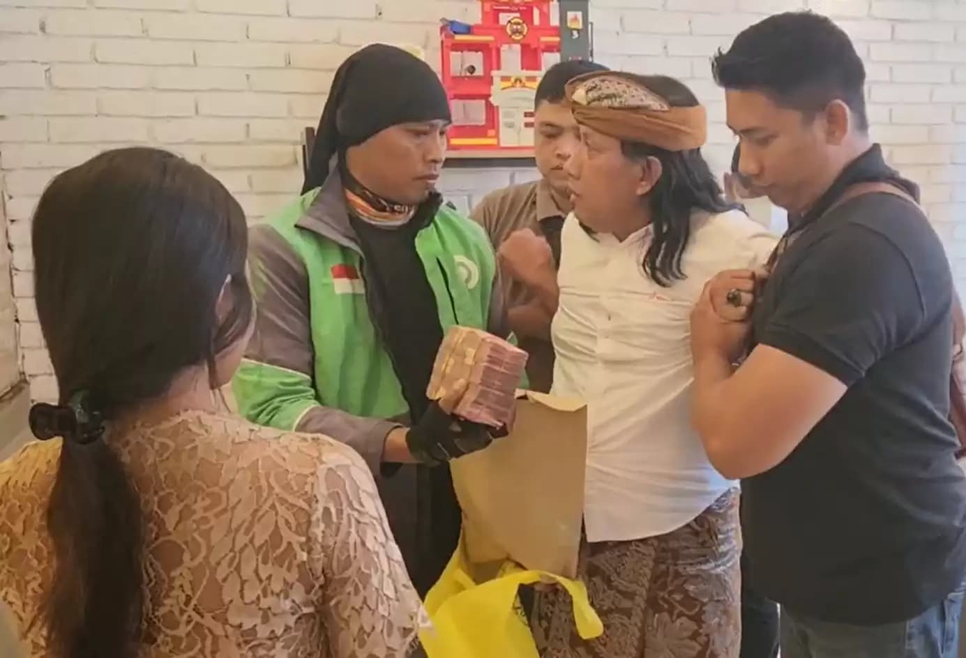 KR ditangkap pada pukul 16.00 Wita di Cafe Casa Bunga, Renon, Denpasar (Foto: Dok MI/Kejagung)