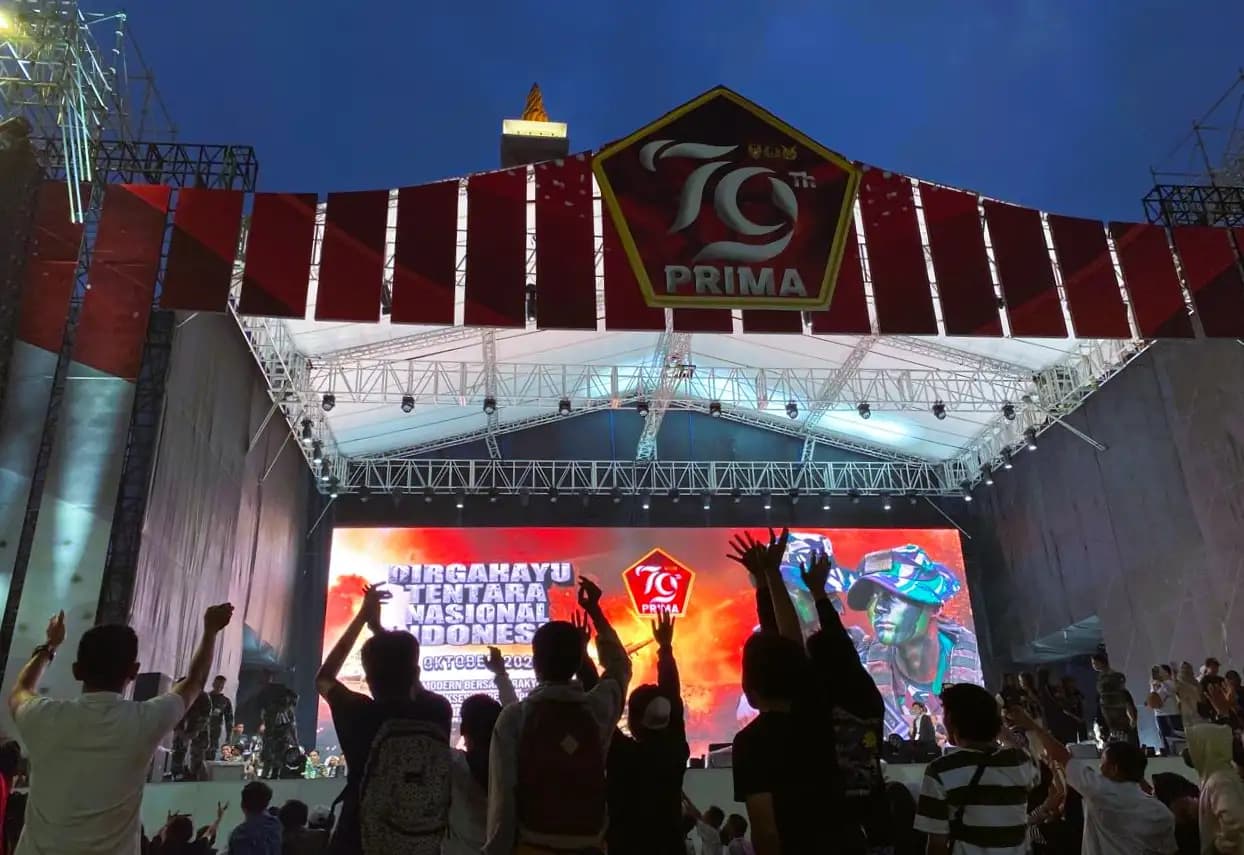 Ribuan masyarakat antusias menantikan tampil sang idola tampil. (Foto: MI/Nuramin)