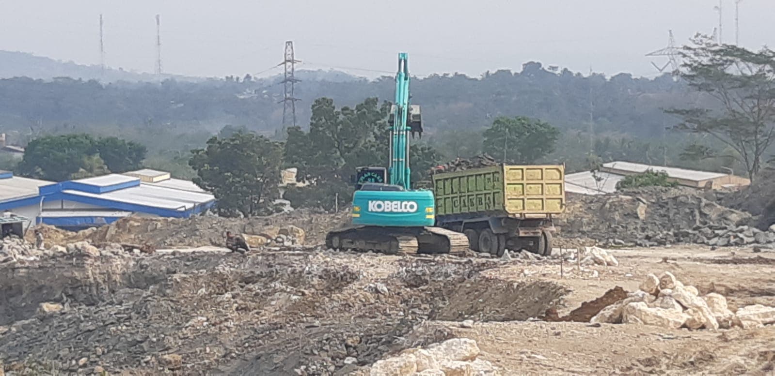 Tambang Limestone dan cadas ilegal di desa Lulut, Klapanunggal Kabupaten Bogor, Jawa Barat