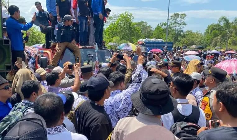 Ribuan guru yang menyambut Supriyani di depan PN Andoolo, Konawe Selatan, Sulawesi Tenggara (Foto: Antara)