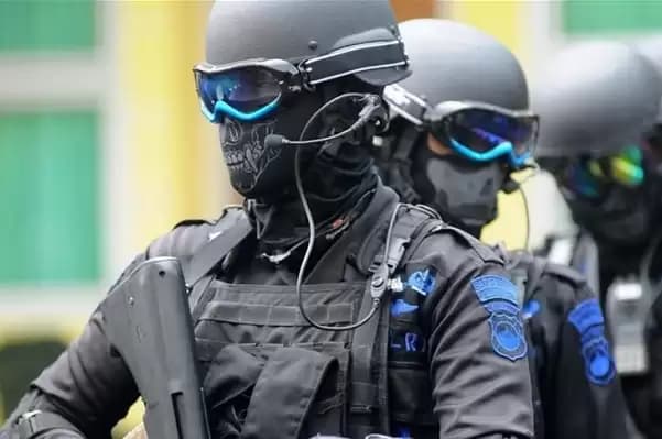 Densus 88 Geledah Rumah Terduga Teroris di Solo, Pedang hingga Golok Diamankan