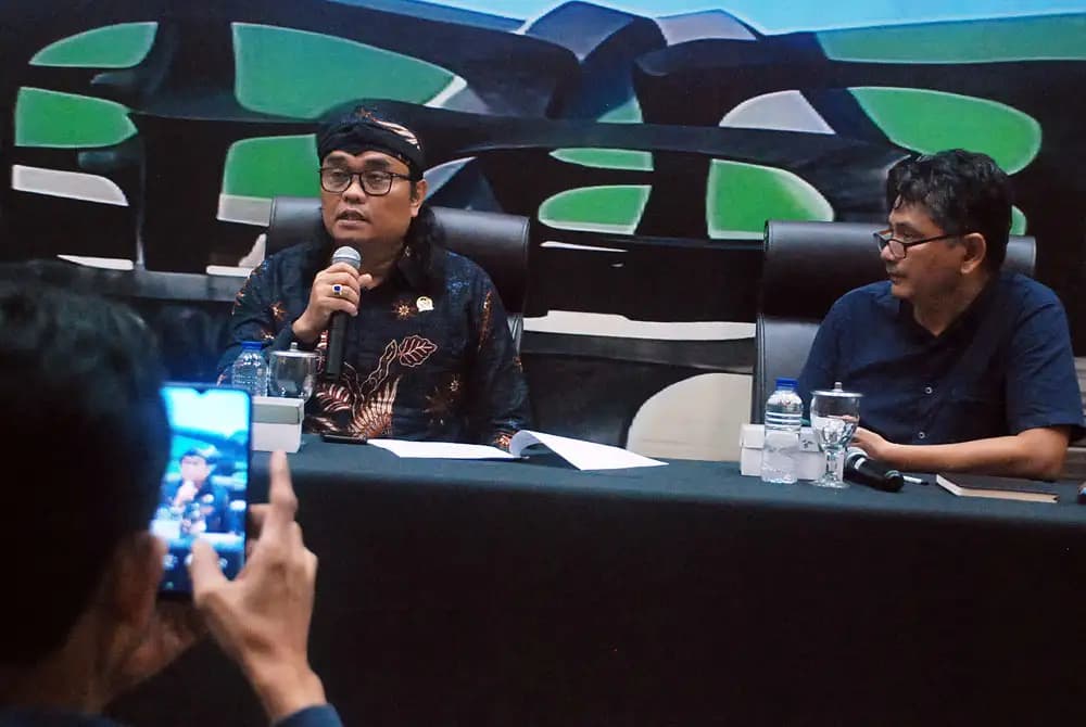 Anggota Komisi IX DPR RI Nurhadi di dampingi Ari Ujianto (Foto: Dok MI/Jiani)
