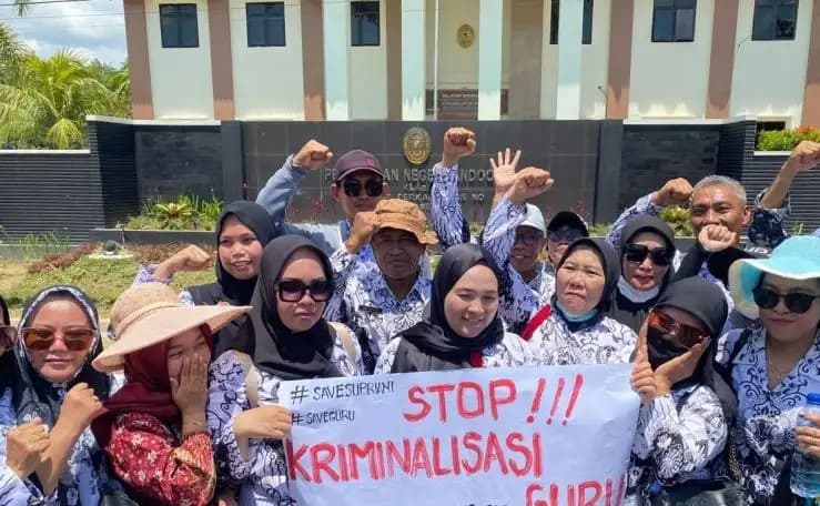 Ribuan guru yang berdemonstrasi di depan PN Andoolo, Konawe Selatan, Sulawesi Tenggara (Foto: Antara)