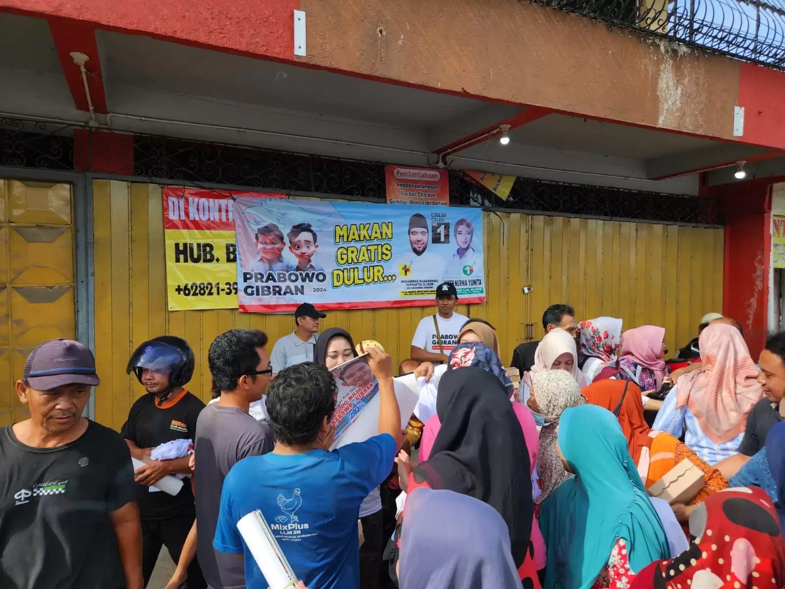 Caleg Gerindra Mahardika Sukarno dan Niken Norma Bagi Sarapan Gratis
